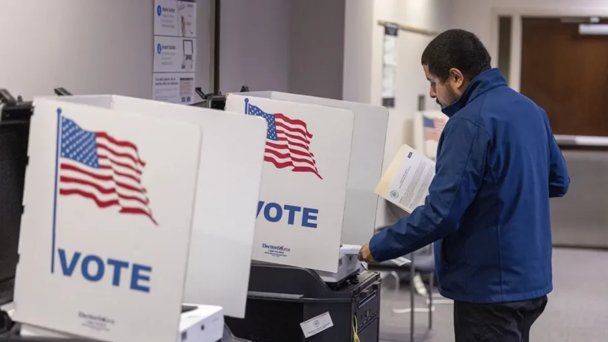 Jueza federal prohíbe a Trump amenazar a funcionarios electorales