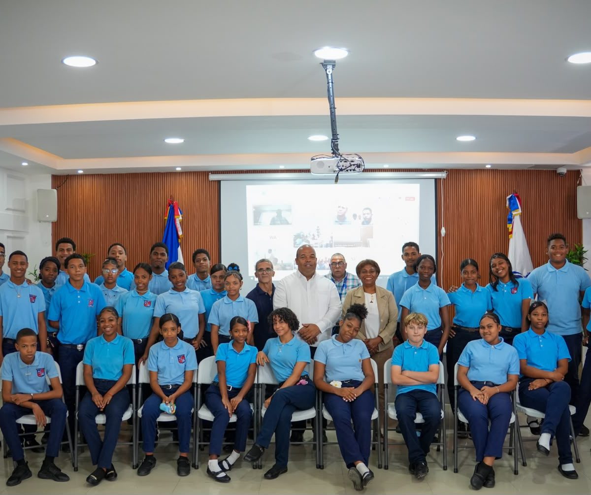 Minerd juramenta 99 clubes STEAM en escuelas de la Regional 15