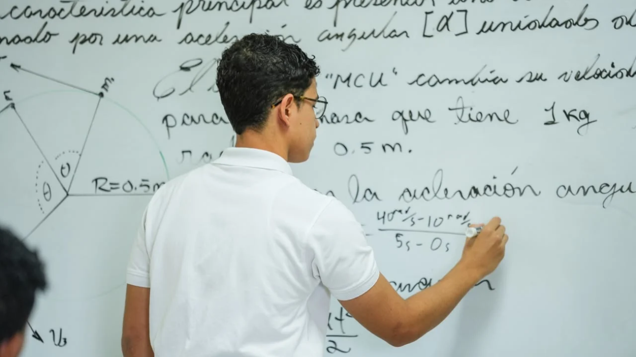 Dominicano gana mención de honor en Olimpiada Iberoamericana de Física