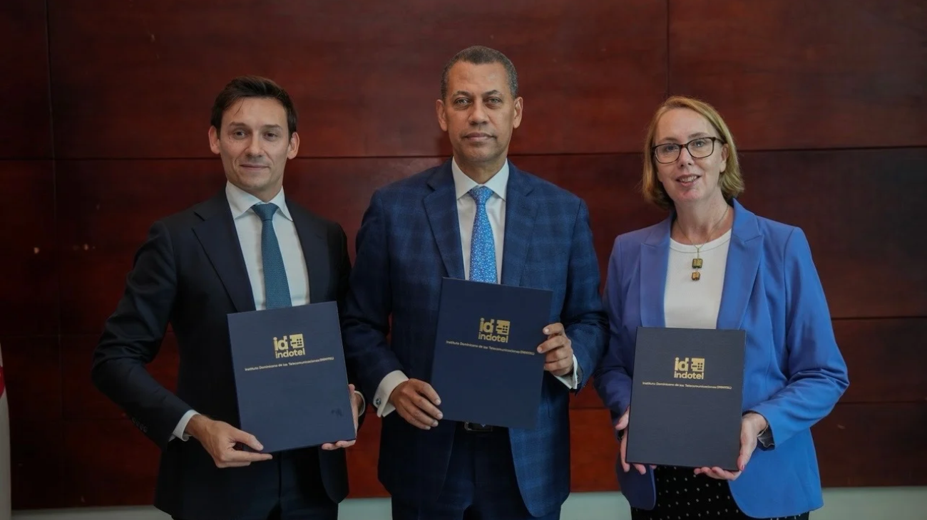 Indotel recibe RD 44 millones de Suecia para regular frecuencias