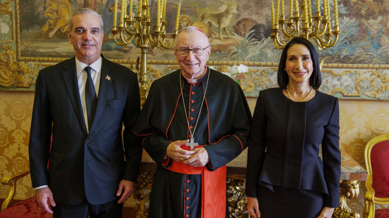 Abinader entrega al papa León XIV invitación para visitar RD en 2027