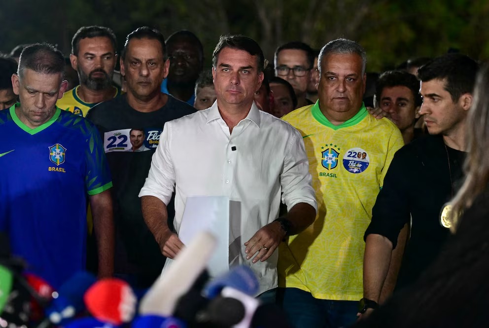Flávio Bolsonaro pedirá anular elecciones de Brasil tras derrota