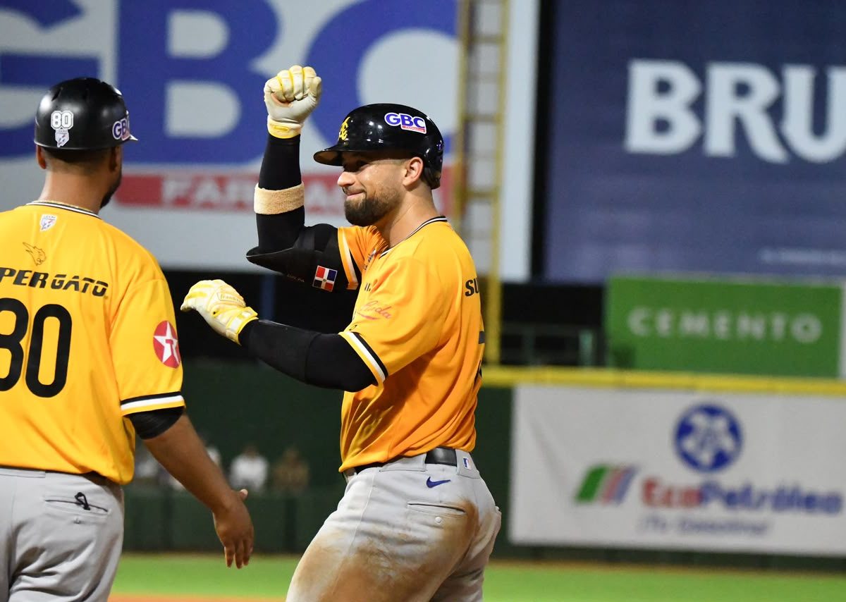Águilas remontan y vencen 9-5 al Licey en el Quisqueya
