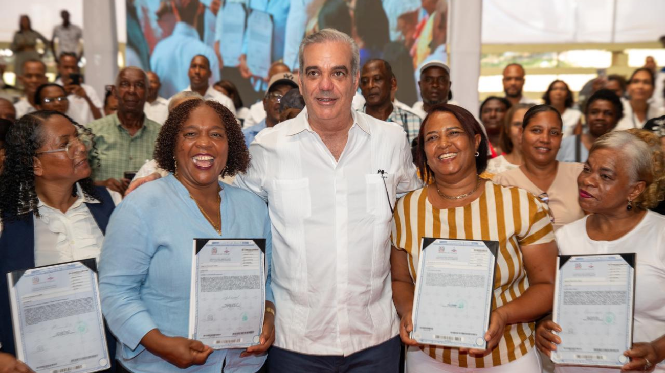 Abinader entrega 2,200 títulos de propiedad en Villa Altagracia