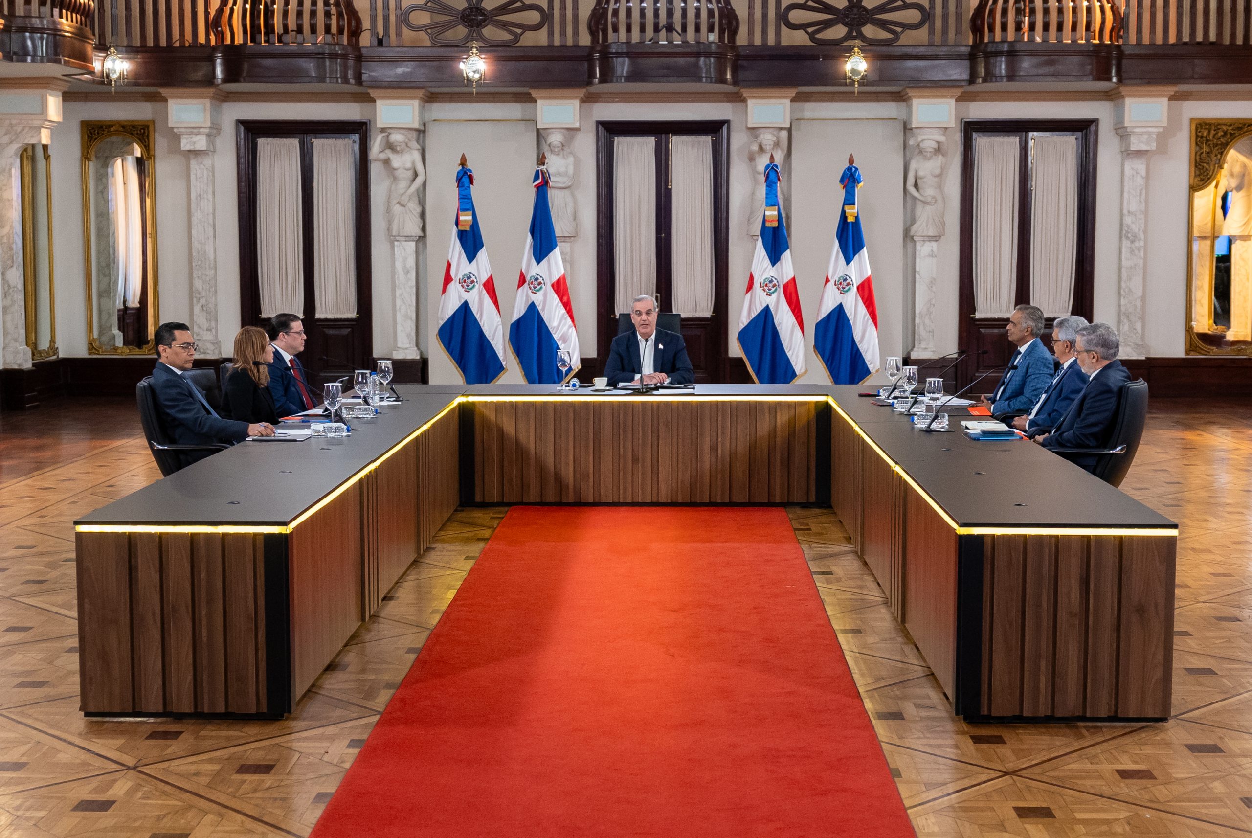Abinader proyecta reducir la pobreza al 14 % y defiende subsidios