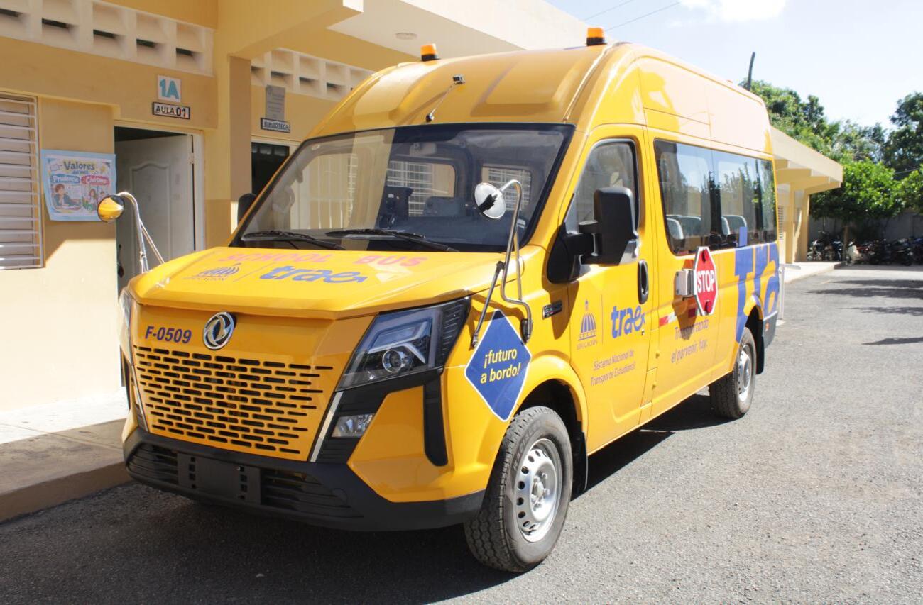 TRAE alcanza 838 rutas con nuevo autobús escolar en Villa Tapia