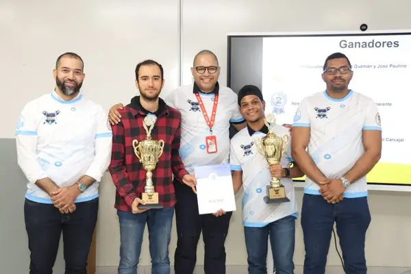 Egresados del INTEC ganan Torneo de Redes 2026