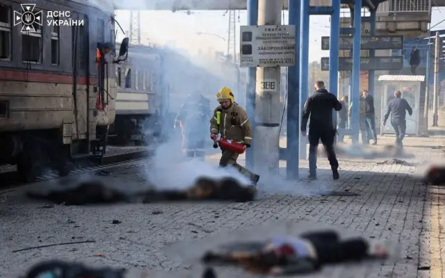 Al menos 14 muertos en ataque ruso a estación tren en Dnipró