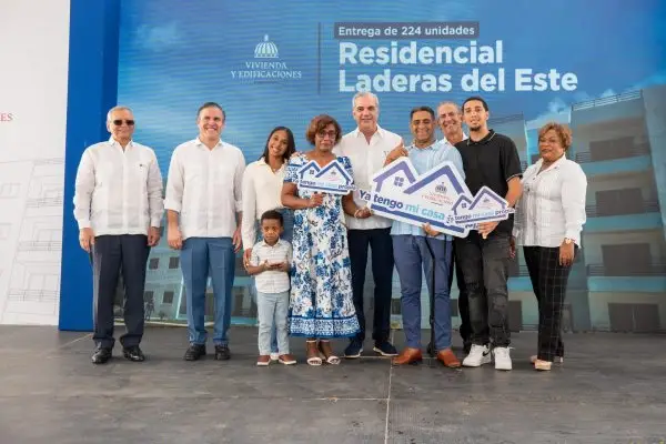 Abinader entrega apartamentos y 1,500 títulos propiedad SDE
